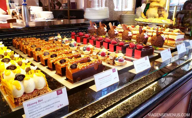 Display com várias tortas em um café de Viena