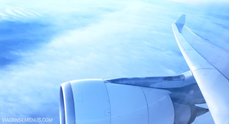 Erros no aeroporto - imagem de avião no céu