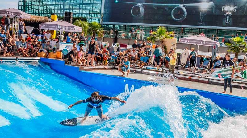 Imagem do surf indoor no aeroporto de Munique