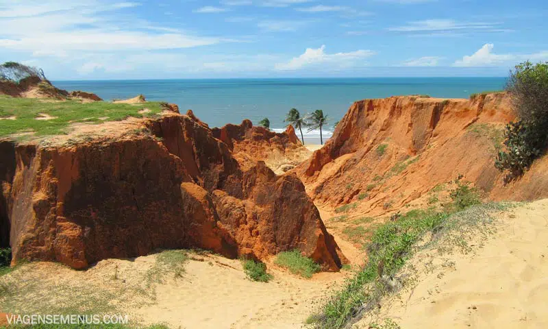 Imagem das falésias alaranjadas em beberibe, com o mar esverdeado ao fundo - o que fazer no Ceará