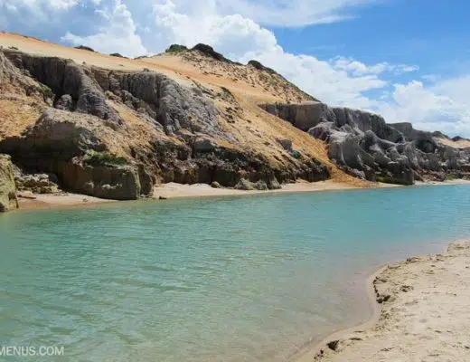 Piscina natural formada aos pés da falésia, águas claras azuis - Ceará