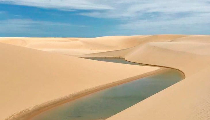 Paisagem de rio entre dunas - Praia Barra dos Remédios, Ceará