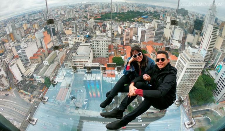 Sampa Sky como é a visita ao mirante todo de vidro em São Paulo