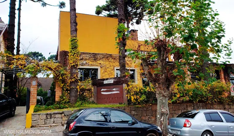 Foto da parede amarela restaurante Confraria do Sabor em Campos do Jordão