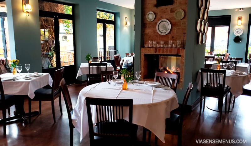 Ambiente interno do restaurante Confraria do Sabor em Campos do Jordão