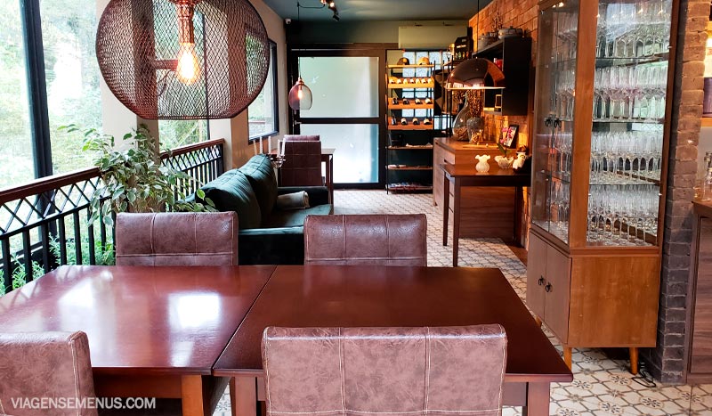 Um dos ambientes do restaurante Elio Cucina em Campos do Jordão, com sofá