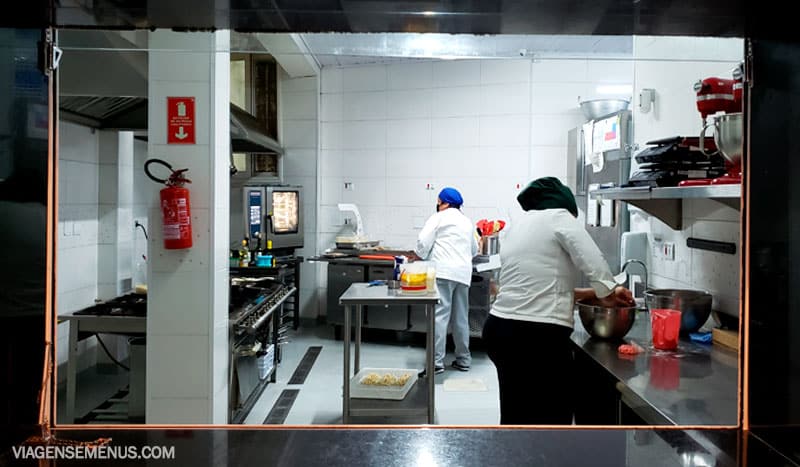 Imagem da cozinha aberta do restaurante.