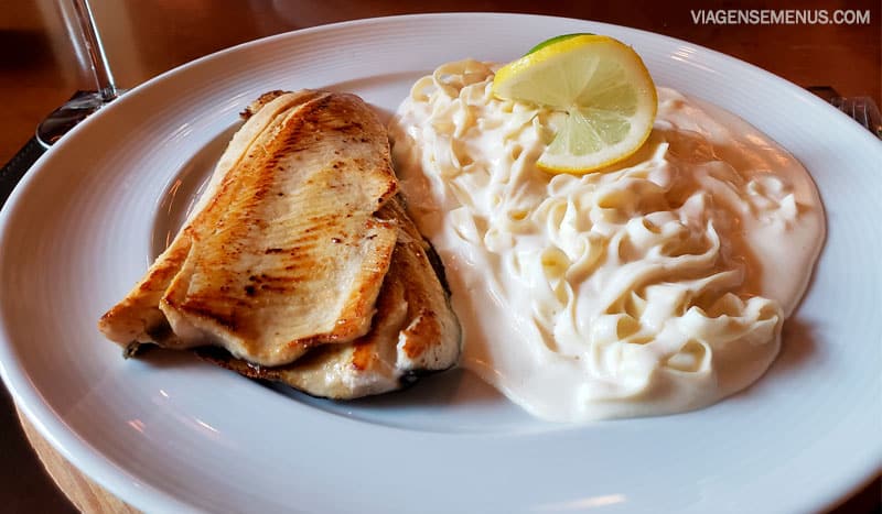 Truta com fettuccine ao molho branco do restaurante Elio Cucina em Campos do Jordão