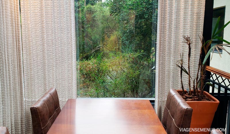 Mesa com vista para o rio no restaurante Elio Cucina em Campos do Jordão