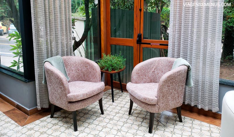 Poltronas no restaurante Elio Cucina em Campos do Jordão